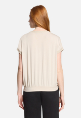 Blusenshirt mit Stickerei / Modellfoto Rückseite