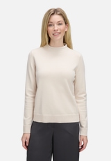 Basic-Strickpullover mit Stehkragen / Modellfoto Vorderseite