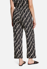 Marlene-Hose mit elastischem Bund / Modellfoto Rückseite