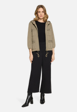 Shirtjacke mit Kapuze / Modellfoto Vorderseite (Outfit)