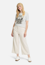 Basic Shirt mit Aufdruck / Modellfoto Vorderseite (Outfit)