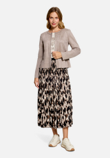 Plisseerock Midi mit Leoprint / Modellfoto Vorderseite (Outfit)