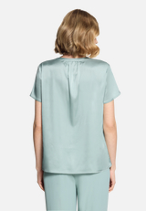 Satin-Bluse kurzarm / Modellfoto Rückseite