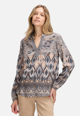 Longbluse mit Stehkragen / Modellfoto Vorderseite