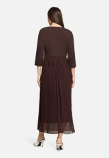 Plisseekleid mit 3/4 Arm / Modellfoto Rückseite