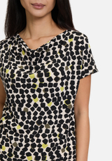 Printshirt mit Wasserfallausschnitt / Detailbild