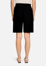Bermuda-Shorts  mit elastischem Bund / Modellfoto Rückseite