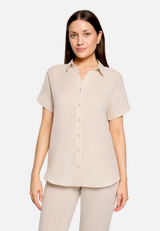 Hemdkragenbluse  mit Knopfleiste  / Modellfoto Vorderseite