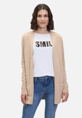 Feinstrickjacke mit Taschen / Modellfoto Vorderseite