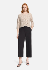 Lochstrick-Pullover mit U-Boot-Ausschnitt / Modellfoto Vorderseite (Outfit)