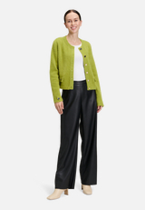 Casual-Strickjacke mit Knopfleiste / Modellfoto Vorderseite (Outfit)