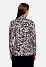 Rollkragenshirt  mit Leoprint  / Modellfoto Rückseite