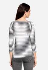 Basic Shirt mit Ringel / Modellfoto Rückseite