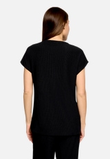 Basic Shirt mit V-Ausschnitt / Modellfoto Rückseite