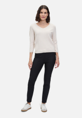 Feinstrickpullover mit V-Ausschnitt / Modellfoto Vorderseite (Outfit)