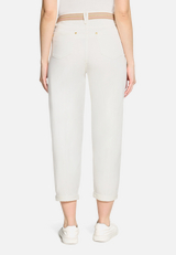 Casual-Hose mit Gürtel / Modellfoto Rückseite