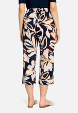 Schlupfhose  mit Bundfalten Style Nelly Fashion / Modellfoto Rückseite