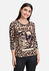 Basic Shirt mit Print / Modellfoto Vorderseite