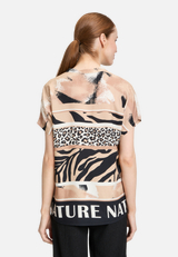 Longbluse mit Stehkragen / Modellfoto Rückseite
