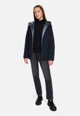 Wendejacke mit Kapuze / Modellfoto Vorderseite (Outfit)