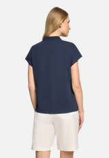 Poloshirt mit Schmucksteinen / Modellfoto Rückseite