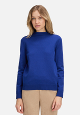 Basic-Strickpullover mit Stehkragen / Modellfoto Vorderseite