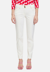 Casual-Hose Slim Fit / Modellfoto Vorderseite