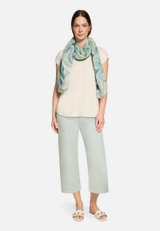 Sommerschal mit Plissee / Modellfoto Vorderseite (Outfit)