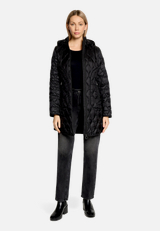 Outdoorjacke mit abnehmbarer Kapuze / Modellfoto Vorderseite (Outfit)