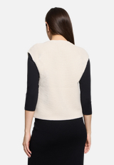 Grobstrickjacke ohne Arm / Modellfoto Rückseite