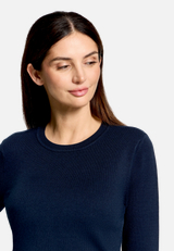 Basic-Strickpullover mit Rundhalsausschnitt / Detailbild