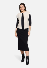Grobstrickjacke ohne Arm / Modellfoto Vorderseite (Outfit)