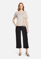 Casual-Shirt mit Schleifenknoten / Modellfoto Vorderseite (Outfit)