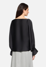 Satin-Bluse mit U-Boot-Ausschnitt / Modellfoto Rückseite