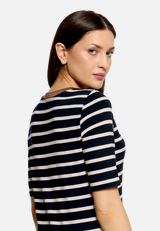 Gestreiftes T-Shirt  mit V-Ausschnitt  / Detailbild