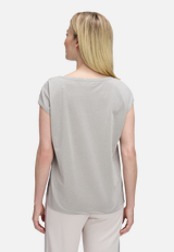 Blusenshirt mit Aufdruck / Modellfoto Rückseite