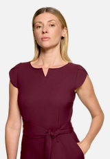 Eleganter Jumpsuit mit Bindegürtel / Detailbild