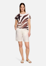 Sommerhose mit Eingrifftaschen / Modellfoto Vorderseite (Outfit)
