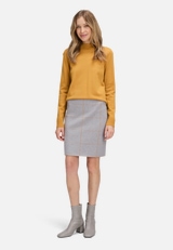 Basic-Strickpullover mit Stehkragen / Modellfoto Vorderseite (Outfit)