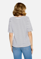 Ringelshirt mit U-Boot-Ausschnitt / Modellfoto Rückseite