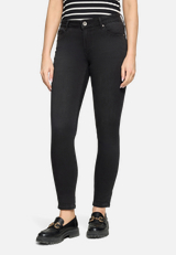 Slim Fit Jeans  mit Stretch-Anteil Style Sunny Short  / Modellfoto Vorderseite