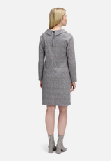 Sweatkleid mit Kragen / Modellfoto Rückseite