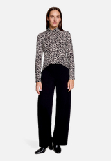 Rollkragenshirt  mit Leoprint  / Modellfoto Vorderseite (Outfit)