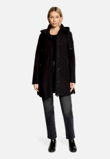 Outdoorjacke mit abnehmbarer Kapuze / Modellfoto Vorderseite (Outfit)
