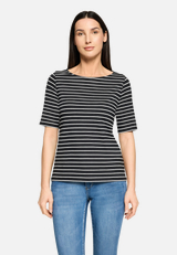 Ringelshirt mit U-Boot-Ausschnitt / Modellfoto Vorderseite