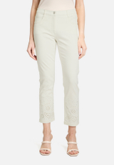 Casual-Hose mit Stickerei / Modellfoto Vorderseite