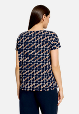 Printshirt mit Wasserfallausschnitt  / Modellfoto Rückseite