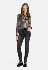 Basic-Jeans mit Waschung / Modellfoto Vorderseite (Outfit)