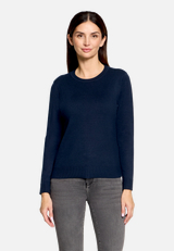 Basic-Strickpullover mit Rundhalsausschnitt / Modellfoto Vorderseite
