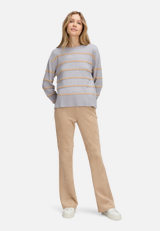 Strickpullover mit Pailletten / Modellfoto Vorderseite (Outfit)